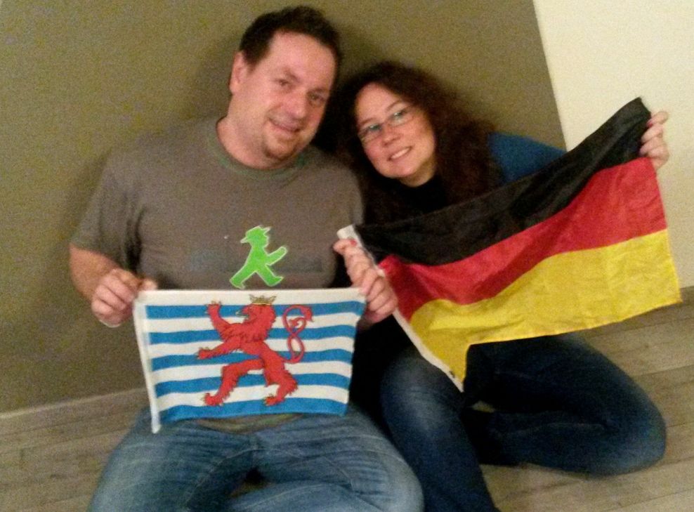 Rainer Endres und Sheila Krummes: Das Deutsch-Luxemburger Paar schätzt die Nationalität des anderen. Geborgen fühlen sie sich in beiden Ländern.  Foto: Privat