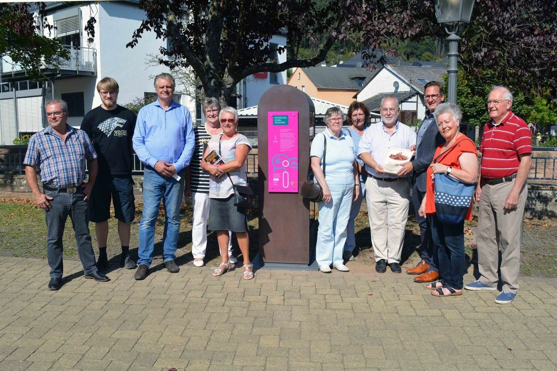 Im Rahmen einer kleinen Feierstunde haben Bürger, Vertreter der Ortsgemeinde Kordel und von innogy den Bücherschrank in Kordel offiziell eröffnet. Foto: David Kryszons/innogy