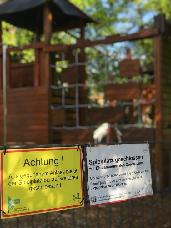 Die Spielplätze in Trier werden im Lauf der Woche wieder geöffnet, Hinweisschilder - dann zur Abstandspflicht im Sinne des Infektionsschutzes - werden bleiben. Foto: Presseamt Trier