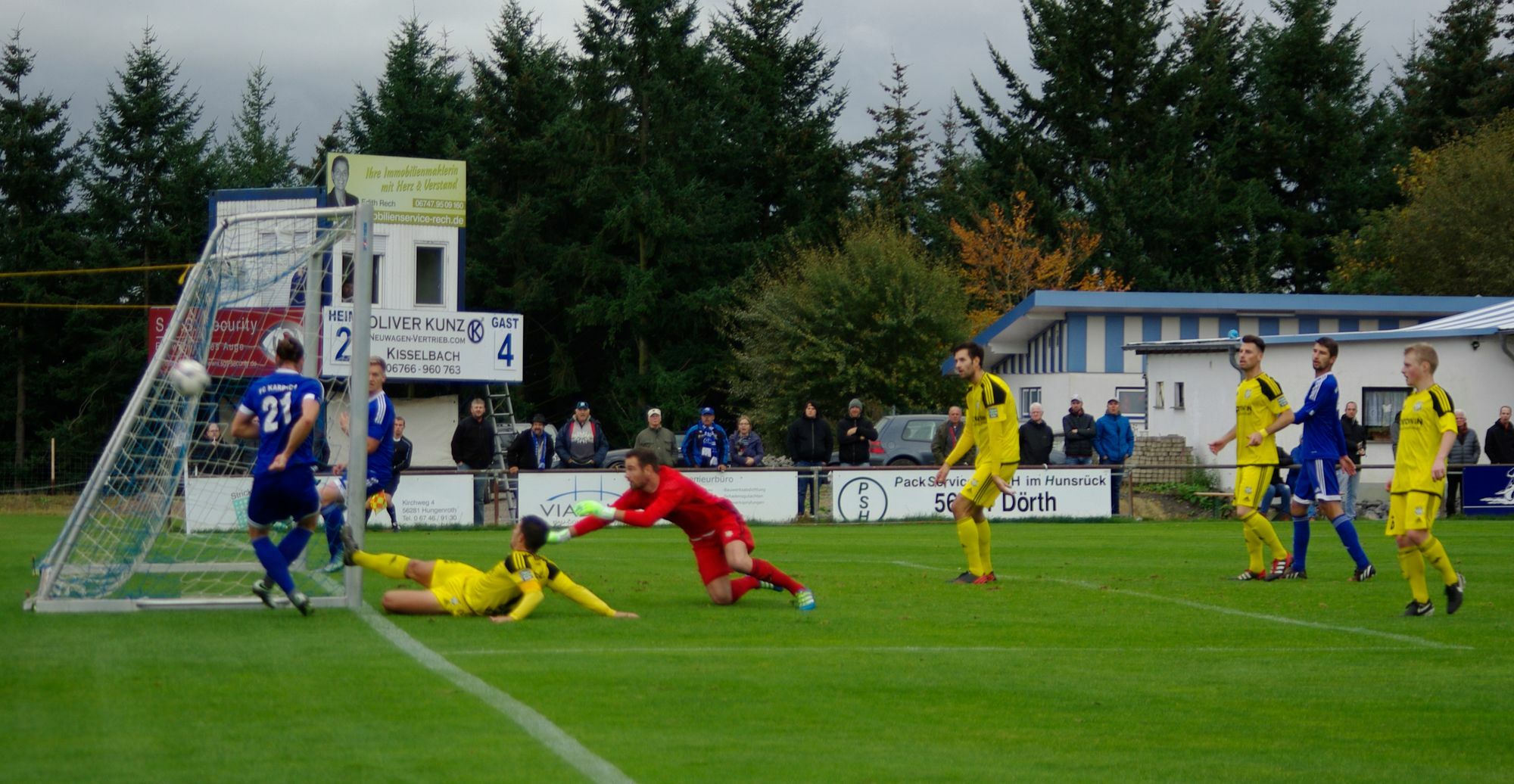 In dieser Szene ging der Ball knapp am Wiesbacher Tor vorbei. Wie die Anzeigetafel zeigt, führten die Gäste da bereits mit 2:4. Am Ende gingen die gelbgekleideten Saarländer mit 4:5 als Sieger vom Platz. Foto: Arno Boes