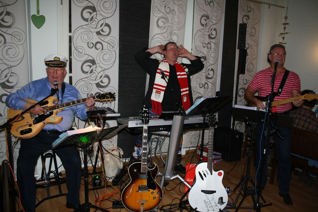 Das 8. Benefizkonzert der BüLaRose-Band mit (v.l.) Hans-Josef Engels, Werner Krebs und Günter Rosenke war sowohl stimmungsmäßig wie auch finanziell ein Gewinn. Insgesamt 1.300 Euro wurden an diesem Abend für den guten Zweck gespendet. Foto: W. Andres