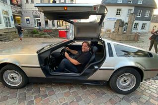 Zur Dankeschön-Aktion für Rettungskräfte sowie das Personal aus Krankenhäusern und Pflegestationen im Autokino Simmern wird Urs Spörri wohl nicht mit dem DeLorean (der Zeitmaschine aus "Zurück in die Zukunft") vorfahren. An diesem Tag wird der Platz am Rathaus von circa 100 Einsatzfahrzeugen gefüllt und die symbolische Leinwand weicht der Autokinoleinwand. (Fotos: Romina Neu / Andreas Bender)