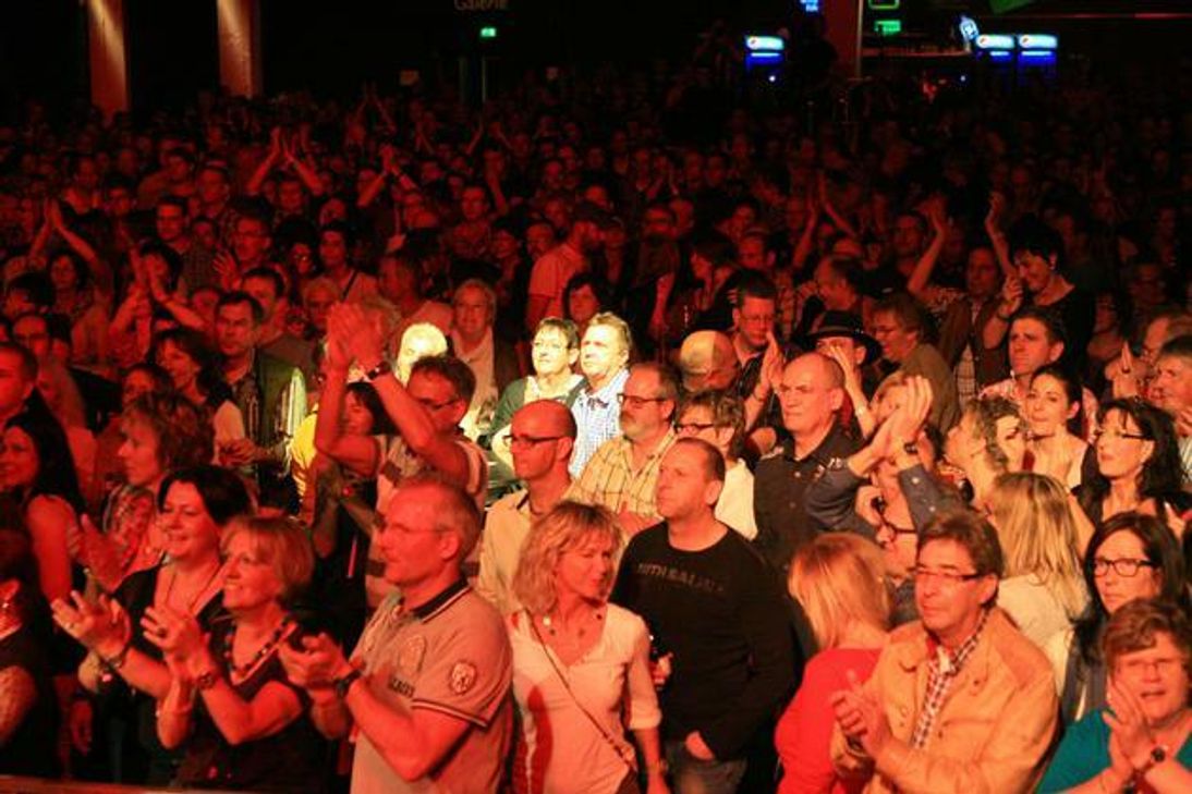 Wenn die Rockgitarren dröhnen, / Bässe die Frisur durchföhnen, / Heiligt guter Zweck die Mittel / Für den Stone und auch den Beatle. / Hilfsgruppenstark wird diese Nacht, / Kindern hat sie Glück gebracht. / Dafür auf coolen Rhythmen schwofen / Tun die Klugen, nicht die Doofen. Kunstwerk: Maf Räderscheidt