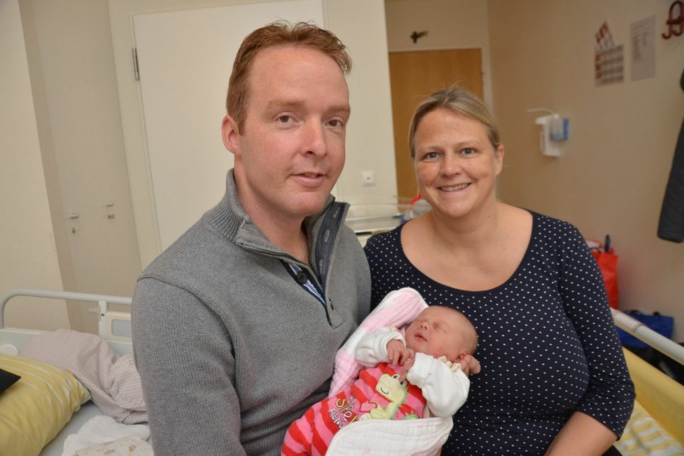 Ute und Christoph Hürtgen mit ihrer kleinen Tochter Anna - das 300. Baby, das in diesem Jahr in der Eifelklinik St. Brigida zur Welt kam.