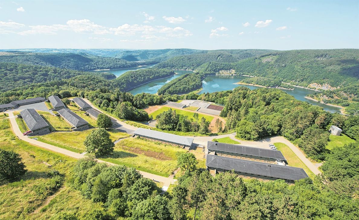 Das Gelände von Vogelsang IP hat eine Menge zu bieten: Vom Frühstücksbuffet über Wanderungen und Führungen bis hin zu Ausstellungen.