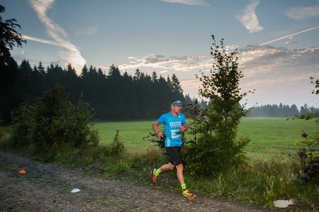 Der Kultlauf durch das Monschauer Land fällt wegen Corona aus. Virtuell kann man sich aber auf den 42,195 Kilometern messen wie hier Vorjahressieger Markus Mey. Foto: Norbert Wilhelmi