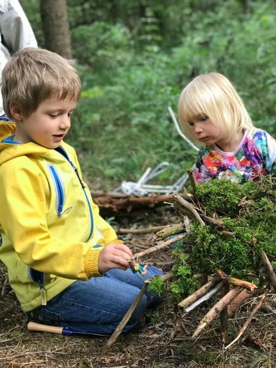 Raus in die Natur geht es bei den Kindern der Kita »Kleine Helden«.