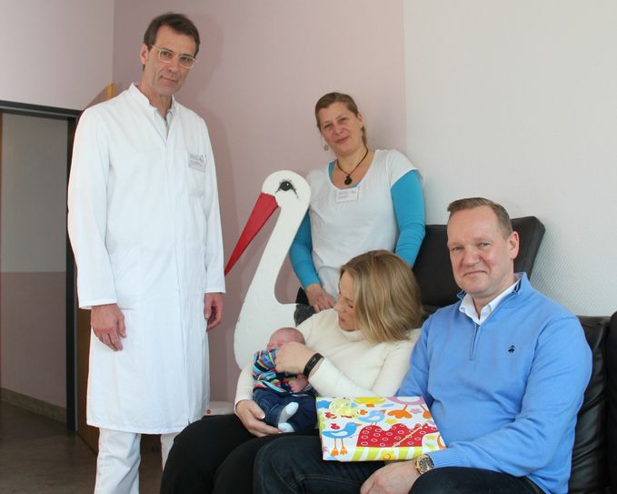 Über die Geburt von Maximilian Johannes – die 400. im Marienhaus Klinikum im Kreis Ahrweiler – freuten sich die Eltern Heike Busse-Prüfer und Jan Prüfer gemeinsamn mit Hebamme Kristina Brunn (2. v. li.) und Chefarzt Dr. Josef Spanier (li.). Der kleine wog bei der Geburt 3760 Gramm und war 55 cm groß. Foto: Krankenhaus Maria Hilf