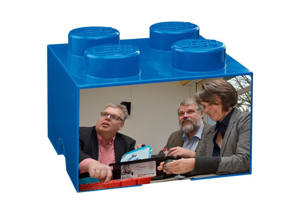 Neben den Schulleitern Birgit Barrelmeyer (v. re.) und Georg Jöbkes testete auch Jochen Kupp, Kuratoriumsvorsitzender der Bürgerstiftung, das neue Lego Mindstorm Education System.