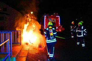 Die Feuerwehr musste den angezündeten Roller löschen. Foto: Schmitt