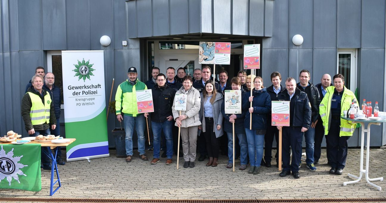 Am 13. Februar streikten vor der PI Daun mehr als 20 Polizeiangehörige während einer "aktiven Mittagspause". Foto: Woltmann