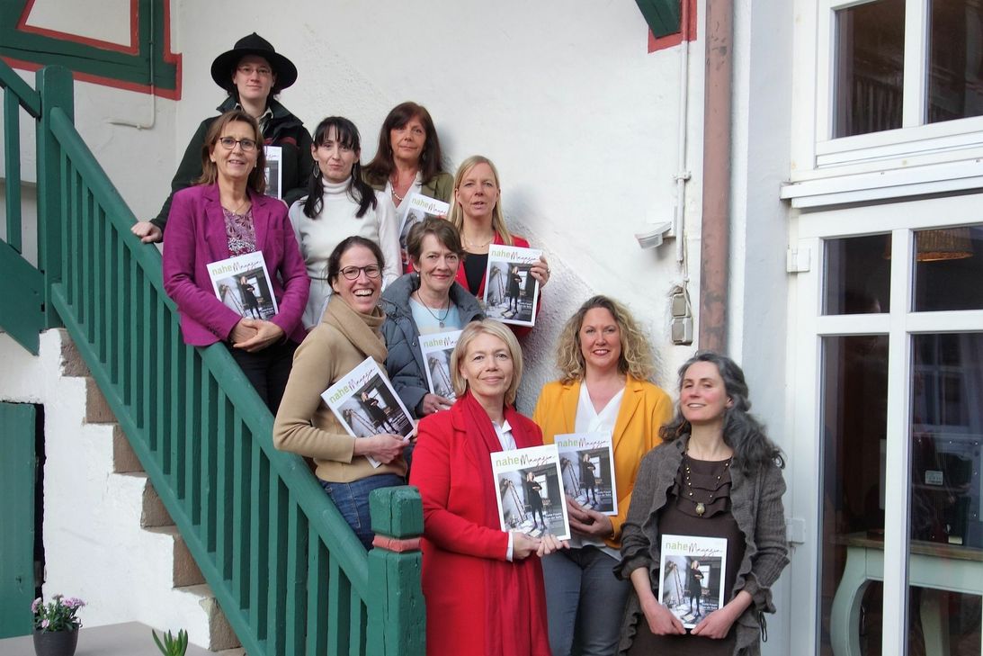 Stolz präsentieren sie das neue Nahe-Magazin (von oben): Rangerin Verena Sauerbrei, darunter eingerahmt von Petra Prem-Kern und Ute Meinhard (Naheland-Touristik) Susanne Leyendecker und Beate Fritz-Schmell (B&D Design), darunter (v. l.) Luise von Racknitz, Beate Thome, Claudia Rapp, Bettina Dickes und Kristina Boneva.