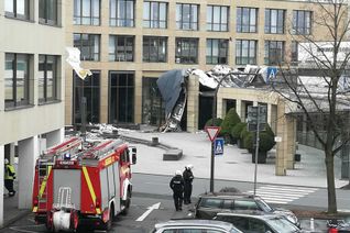 In der Nachbarstadt Bitburg deckte das Sturmtief "Dragi" ein Teil des Dachs der Stadthalle ab. Foto: SIKO