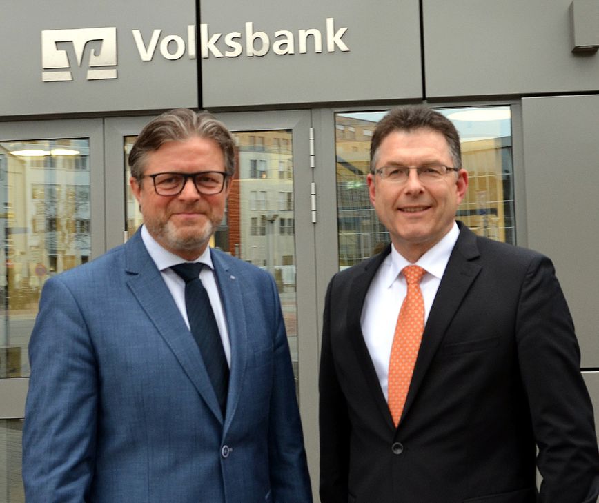 Die Volksbank-Vorstände Alfons Jochem (l.) und Norbert Friedrich  vor dem neuen Beratungszentrum in der Antoniusstraße 2 am Viehmarkt.Foto: Finkenberg