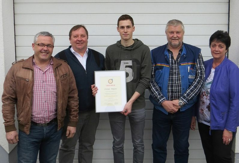 Zum Prüfungsergebnis gratulierten (v. l.): VG-Bürgermeister Albert Jung, Ortsbürgermeister Erwin Michels sowie Hans-Günter und Elvira Germayer.