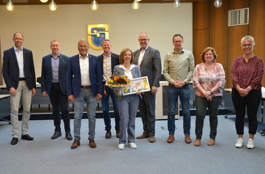 Monika Johnen, Leiterin des Sozialamtes, wird nach 45 Jahren von der Führungsriege der Gemeinde Simmerath verabschiedet.