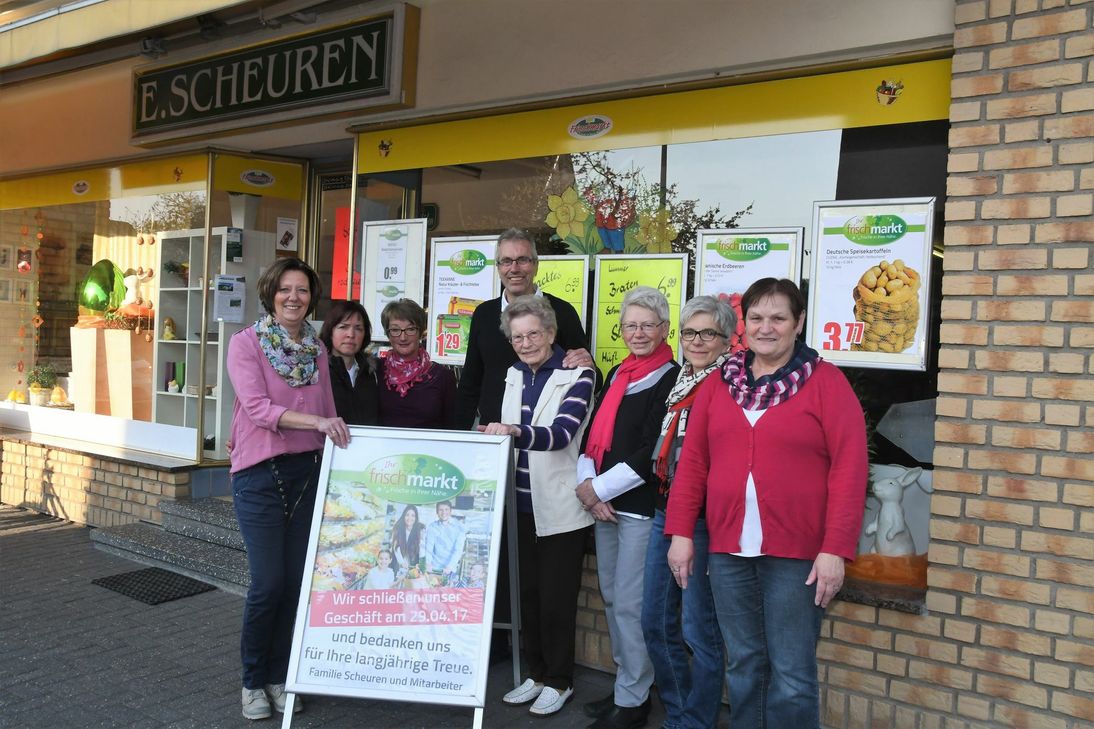 Ewald Scheuren mit seiner Mutter (91) und Ehefrau Marli ( 3. v. r.) sowie den Mitarbeiterinnen, darunter Heidi Söhndel, treueste Seele mit 46-jähriger Betriebszugehörigkeit (2. v. r.). Foto: Görgen