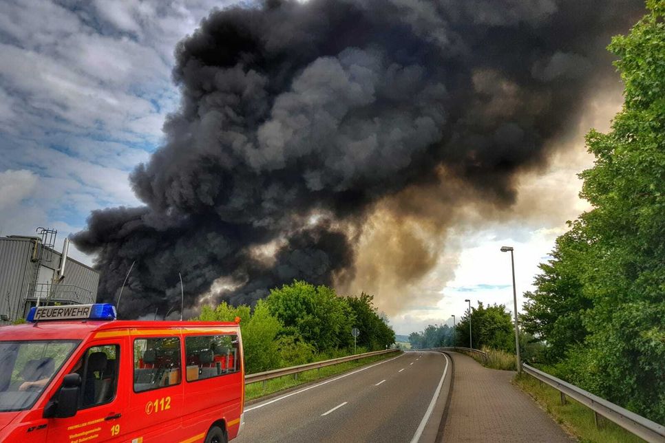 In Bad Sobernheim steht eine Chemiefabrik in Flammen. Foto: S. Schmitt
