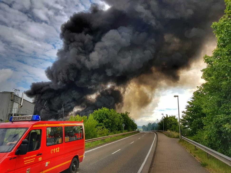 In Bad Sobernheim steht eine Chemiefabrik in Flammen. Foto: S. Schmitt