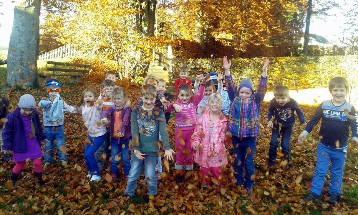 Einen weiteren Schwerpunkt bildet die Natur im Unterricht der Heckenlandschule. Dass dies so ist, wird schon beim schnellen Durchblättern des Erinnerungsbuches deutlich, denn auf fast jeder Seite findet man Kinder im Grünen.