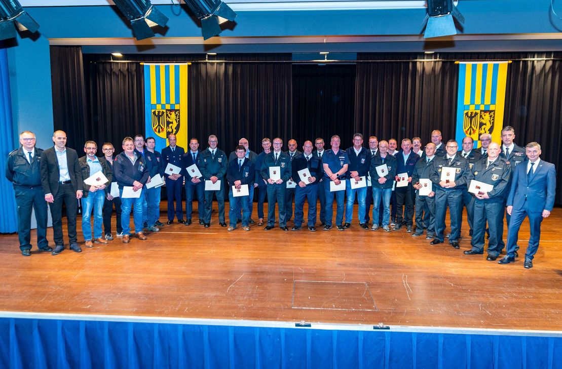Gruppenfoto: Goldene Feuerwehr-Ehrenzeichen für 35 Jahre.