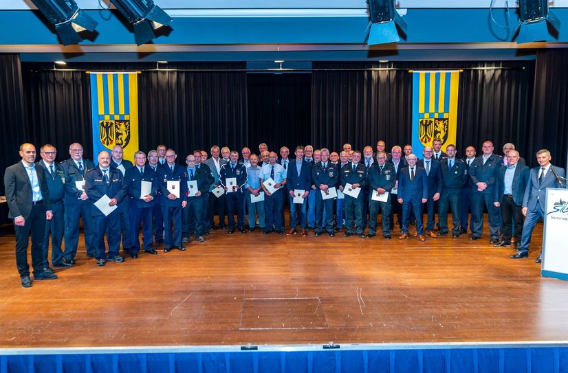 Gruppenfoto: Goldenen Feuerwehr-Ehrenzeichen für 45 Jahre.