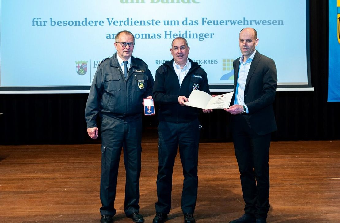 Verleihung des Silbernen Feuerwehr-Ehrenzeichens am Bande an Herrn Thomas Heidinger.