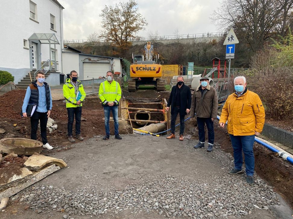Vor-Ort-Termin auf der Baustelle Kaiserplatz: VG-Bürgermeister Jörg Lempertz (3. vr.) und Ortsbürgermeister Rainer Hilger (2. v. r.) zeigten sich mit dem Baufortschritt zufrieden.