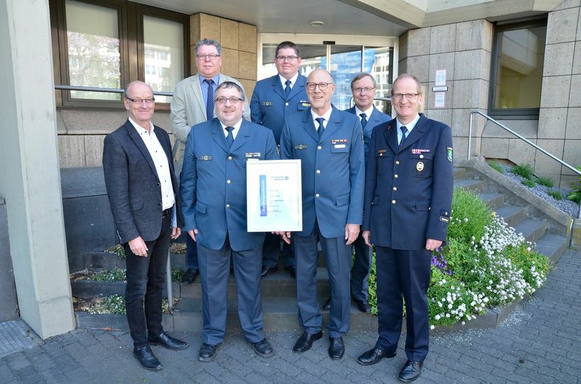 Vordere Reihe (v. l.) : Berthold Schmitz (Leitender staatlicher Beamter), Michael Wildey, Christian Würker (Leiter der Regionalstelle Koblenz) und Rainer Nell (Kreisfeuerwehrinspekteur); hintere Reihe (v. l.): Ingolf Ulmen, Stefan Schmitz und Frank Schulze.
