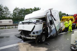 Der Wohnwagen wurde bei dem Unfall völlig zerstört. Fotos: Mager