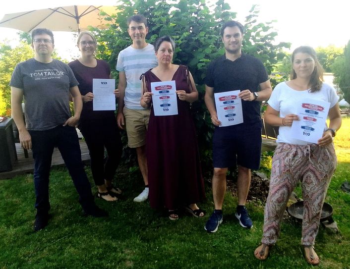 Auf dem Bild präsentieren Mitglieder des Festausschusses den Plakat-Entwurf zum Festival.