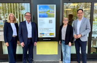 Stefanie Koch (Geschäftsführerin der Saar-Obermosel Touristik), Jürgen Dixius (Bürgermeister der VG Saarburg-Kell), Sonja Rommelfanger (Projektleiterin Saar-Obermosel Touristik) und Guido Wacht (Bürgermeister der VG Konz) bei der neuen digitalen Infostele.