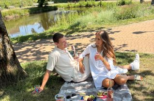 Im Stadtpark Wadern kann man auf der Pick-Nick-Decke gutes Essen und Musik genießen.