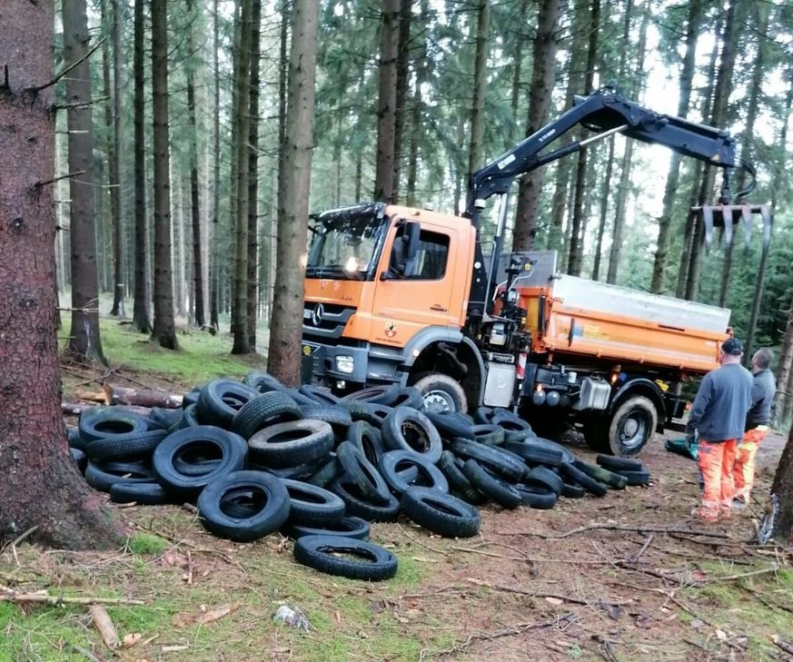 Die Entsorgung der Reifen kostet die Mitarbeiter des städtischen Bauhofs unnötig Zeit.