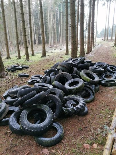 In den vergangenen Wochen wurden mehr Reifenstapel gefunden, die einfach auf Waldwege gekippt wurden.