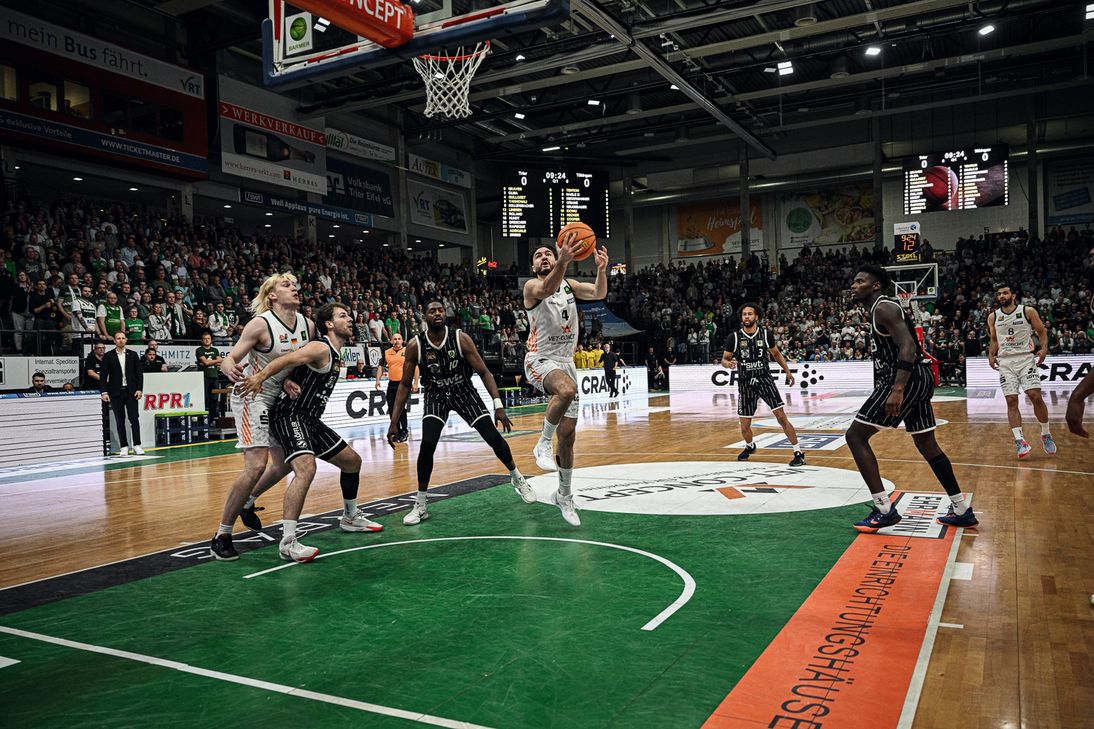 Clay Guillozet geht zum Korb.