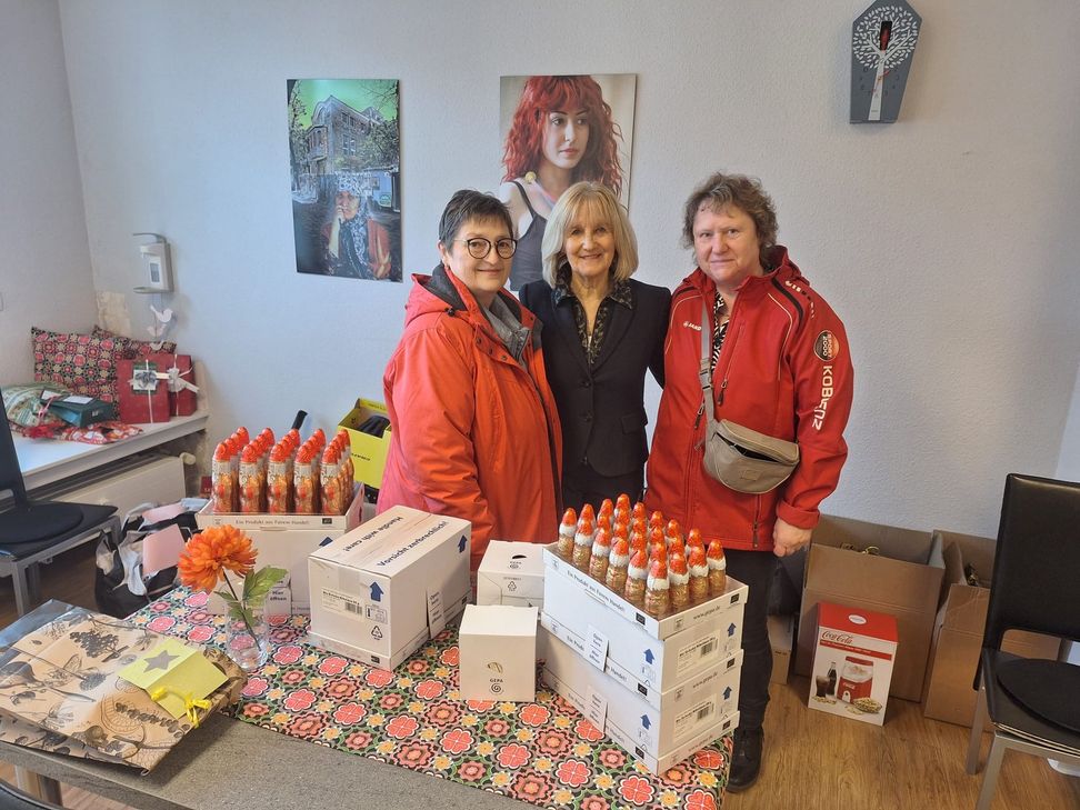Das JRK Klotten übergab im Rahmen der Weihnachtsengelaktion Geschenke an das Frauenhaus Koblenz.
