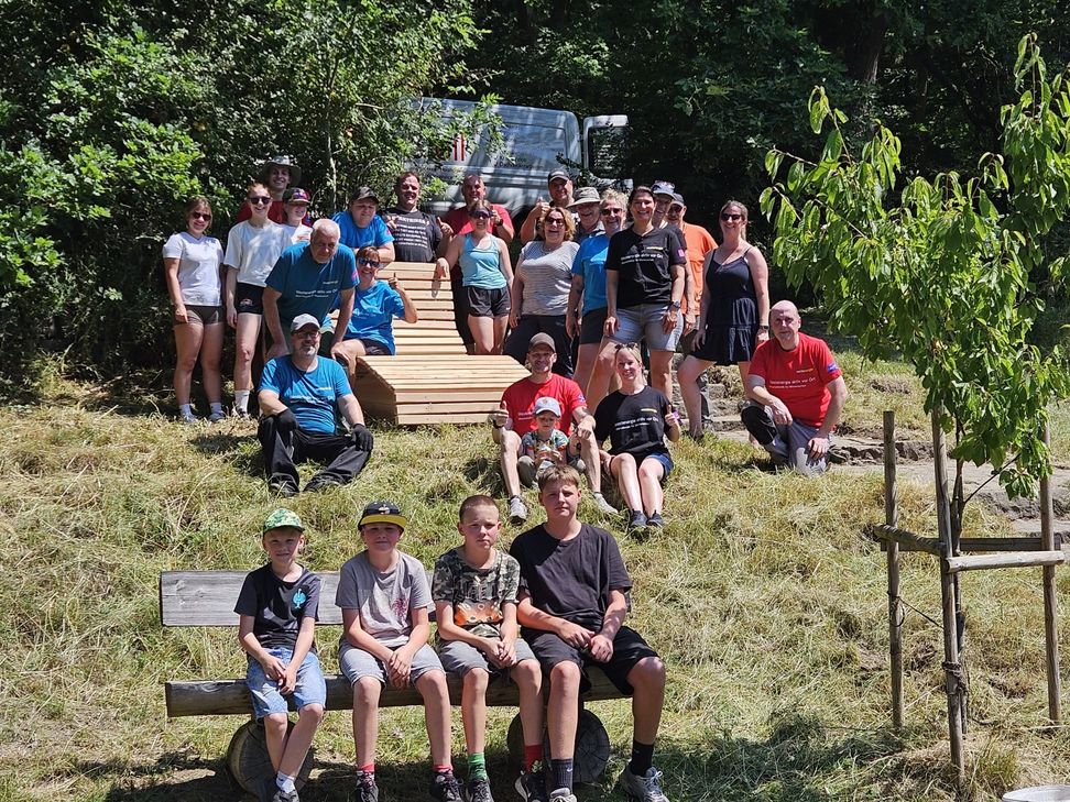 Das Husarencorps der KG 1903 Obermendig war auch in diesem Jahr wieder am Erlenbrunnen aktiv und hat unter anderem mit einer neuen Sonnenliege das Angebot für Besucherinnen und Besucher erweitert.