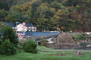 Die Böschungsarbeiten für die Behelfsbrücke sind fortgeschritten, die Ampelschaltung optimiert - die Vorbereitungen für den Neubau der Brücke auf der B266 in Einruhr laufen.
