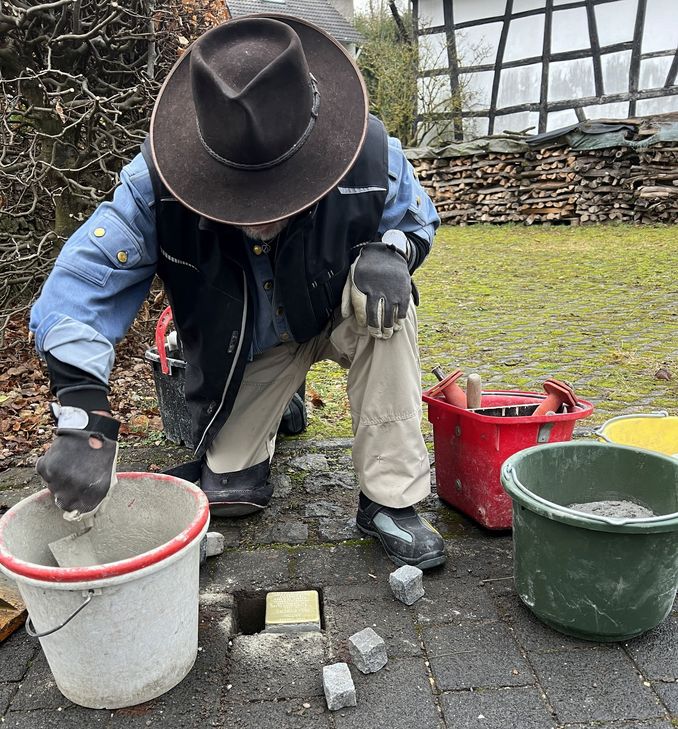 Der Künstler Gunter Demig verlegt Stolpersteine für die Opfer des NS-Regimes - am Samstag, 25. Januar, in Monschaus Altstadt, Konzen und Rohren.