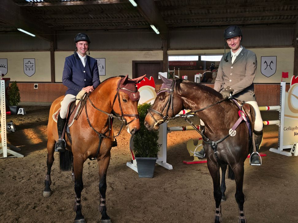 Sieger der Springprüfung Kl. M* Ralf Jünger (RZV Mayen) mit seinem Pferd Carlo und der zweitplatzierte Mathias Kornes (RV. Distelberger Hof) auf seinem Pferd Charifa.