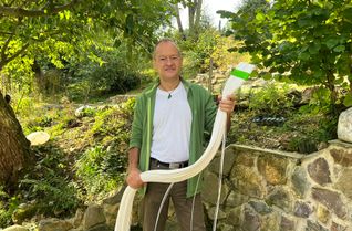 Dr. Klaus Vossenkaul mit den »Spaghetti-Membranen«, die für besonders sauberes Wasser bei gleichzeitig geringerem Energieverbrauch sorgen. Der Gründer der Membion GmbH erhält für seinen Pioniergeist den Deutschen Umweltpreis.