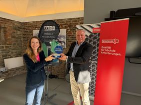 Melanie Glücks, Abteilungsleiterin im LVR-Inklusionsamt des LVR-Dezernates Schulen, Inklusionsamt, Soziale Entschädigung, übergab die Prämie an Dr. Jens Magenheimer, Chief Sales Officer der Schoeller Werk GmbH & Co. KG.