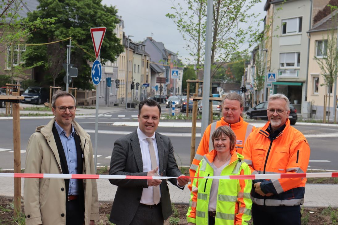 Bürgermeister Sacha Reichelt hat den Kreisverkehr freigegeben. Kreisstadt Euskirchen