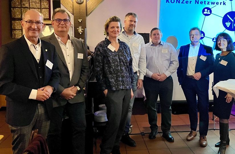 Foto: (v.l.) Bürgermeister Joachim Weber mit dem Gründungsteam des neuen Vereins: Jürgen Thelen (Elenz Gruppe), Anna Reimann (Weingut Cantzheim), Stephan Holbach (Schuhhaus Holbach), Michael Löw (Linz Anlagenbau), Jürgen Guckeisen (Sparkasse Trier) und Barbara Musche (Volvo Construction Equipment)