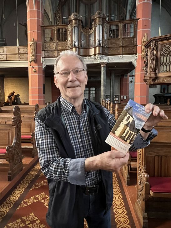 Mit viel Akribie und Fleißarbeit hat Heinrich Vaßen einen Flyer zum 500-jährigen Jubiläum der Schlosskirche Schleiden angefertigt.