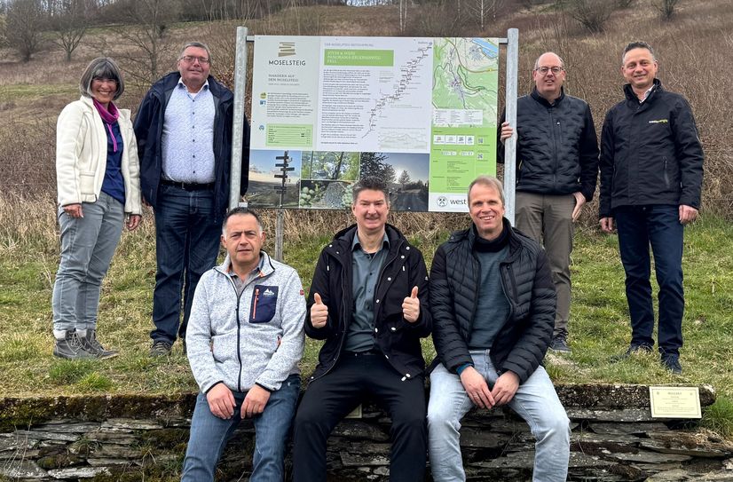 Freuen sich über die Fertigstellung des neuen Panoramawegs (v. l.): Vorstandsmitglied Beate Jakoby, Erster Beigeordneter Verbandsgemeinde Schweich Christian Scholtes, Wegewart Markus Schmitt, Vorsitzender des Feller Maximiner Wein e. V. Harald Schmitt, Tourist-Information Schweich Jochen Conrad, Ortsbürgermeister Michael Rohles sowie Westenergie-Regionalmanager Marco Felten.