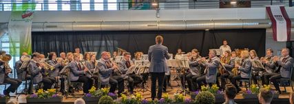 Cedric Hoch leitet die Blasmusikvereinigung Strauch beim 50. Frühjahrskonzert in der Sekundarschule Nordeifel in Simmerath.