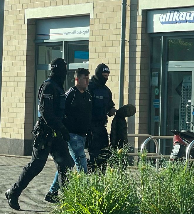 In Mayen wird einer der Verdächtigen von SEK-Beamten zur Vernehmung gebracht.