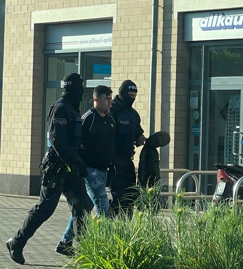 In Mayen wird einer der Verdächtigen von SEK-Beamten zur Vernehmung gebracht.